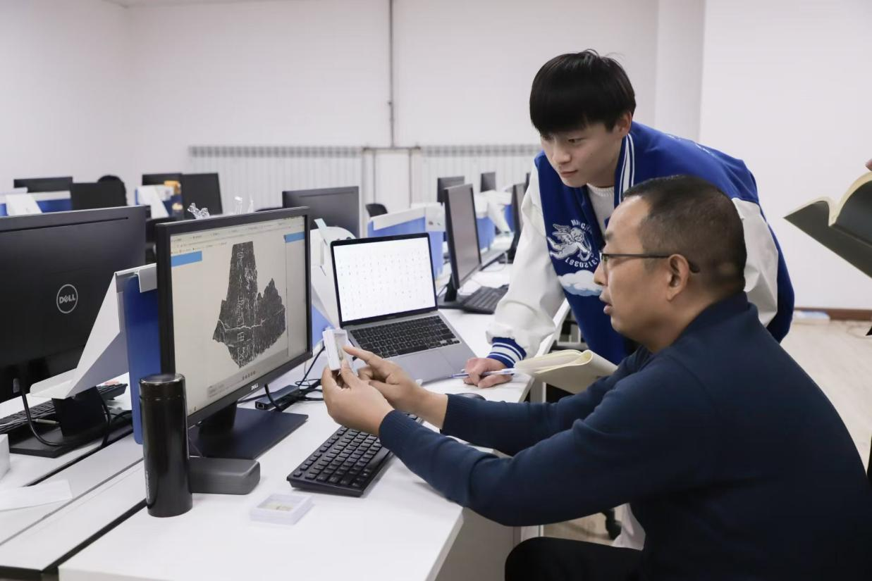 安陽師范學(xué)院甲骨文信息處理教育部重點(diǎn)實(shí)驗(yàn)室，劉永革正在給學(xué)生講甲骨文。受訪者供圖