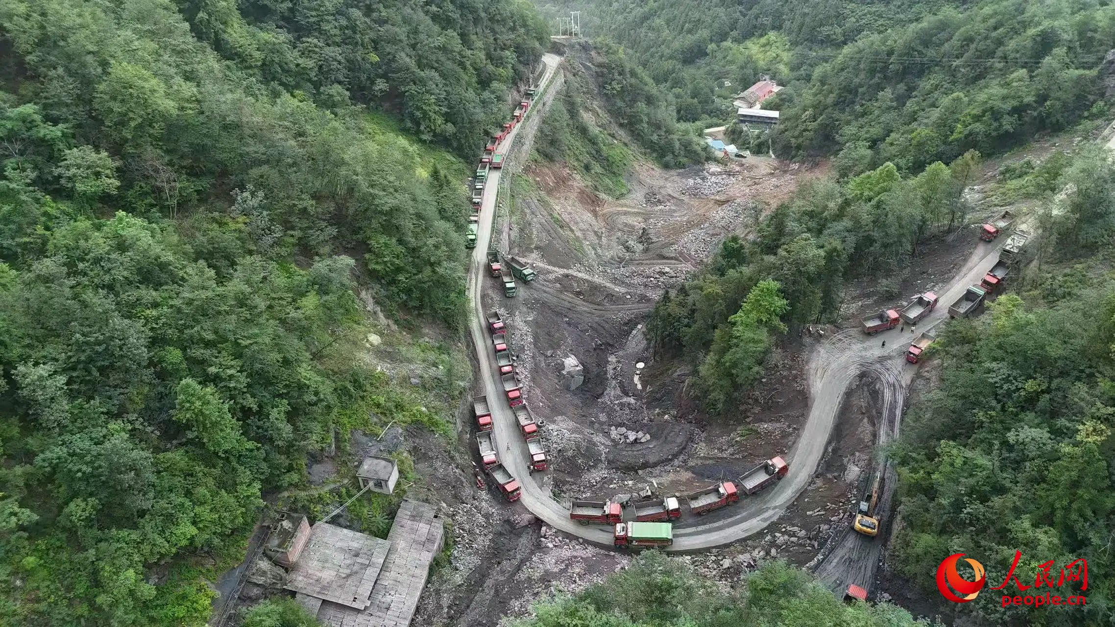 清運礦渣的卡車停在工區(qū)。受訪者供圖
