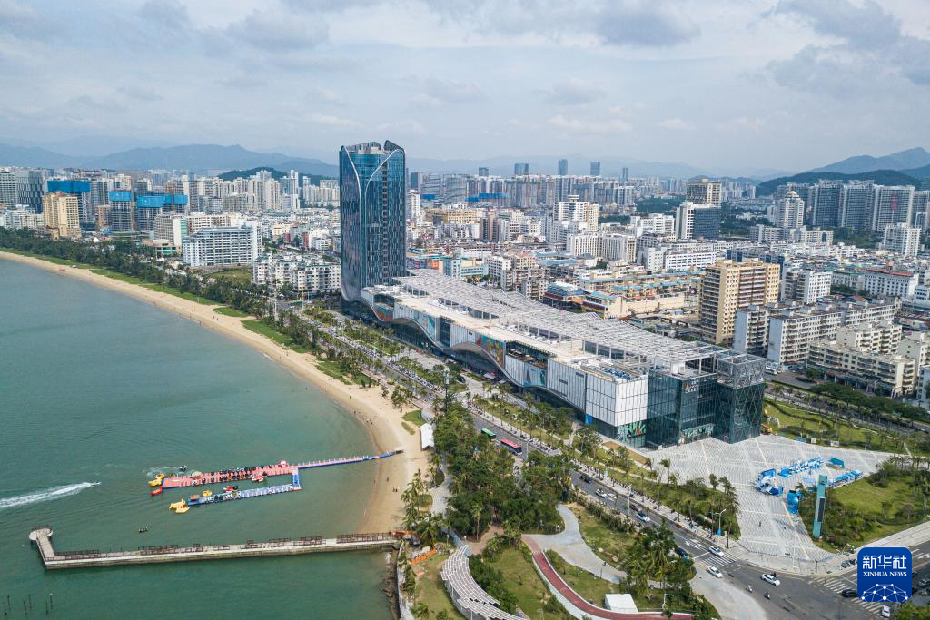 海南自貿(mào)港重點(diǎn)園區(qū)——三亞中央商務(wù)區(qū)（無人機(jī)照片，11月1日攝）。新華社記者 蒲曉旭攝