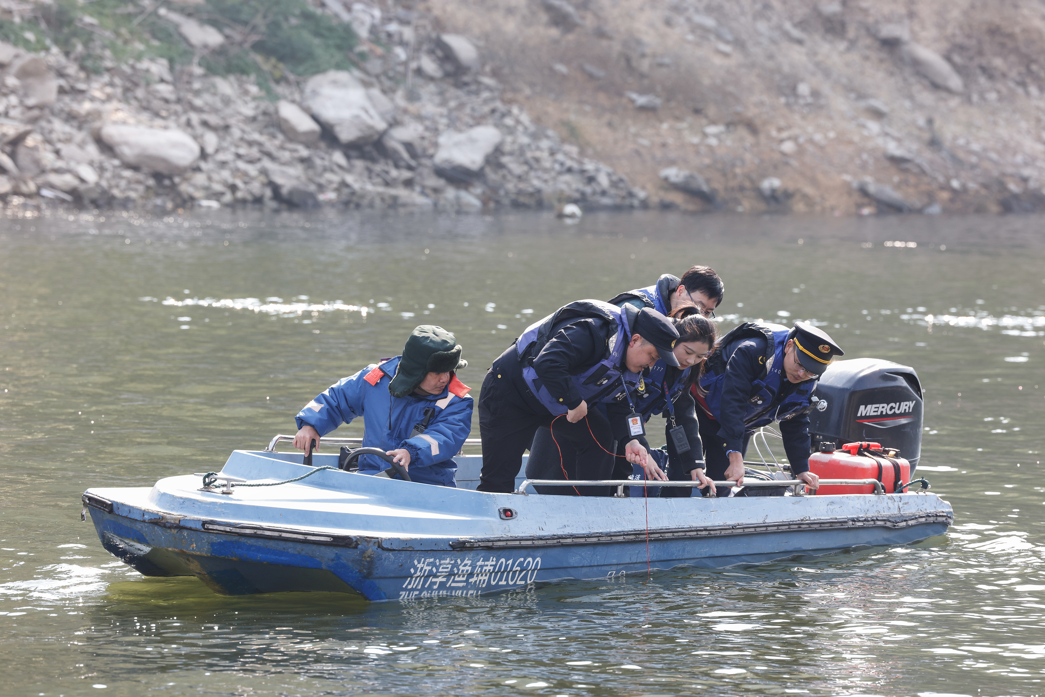 2025年12月4日，浙江杭州淳安縣與安徽黃山歙縣紀檢監(jiān)察干部及綜合行政執(zhí)法人員對浙皖交界的新安江鳩坑口水域進行常態(tài)化巡河，共同保護漁業(yè)資源和水域生態(tài)環(huán)境。