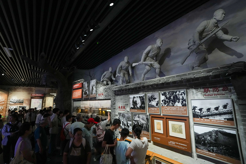 2025年7月8日，參觀者在中國人民抗日戰(zhàn)爭紀(jì)念館參觀《為了民族解放與世界和平》主題展覽。