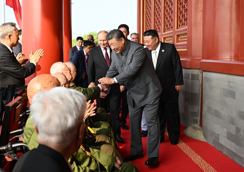 2025年9月3日，習(xí)近平總書記同抗戰(zhàn)老戰(zhàn)士老同志代表親切握手，向他們表示崇高敬意。