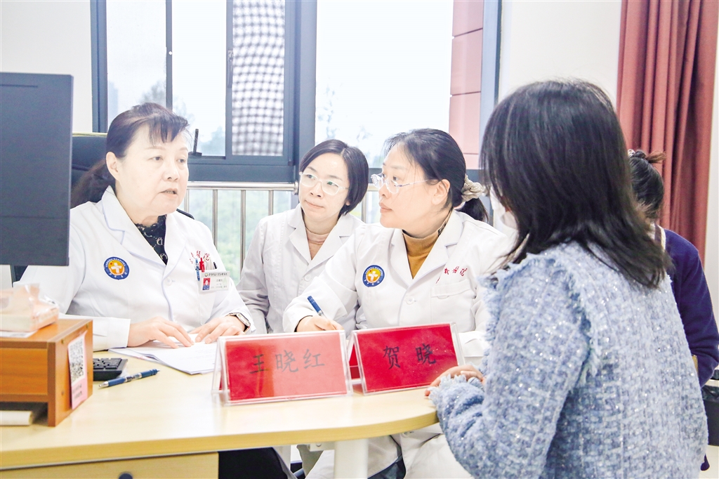 空軍軍醫(yī)大學(xué)唐都醫(yī)院王曉紅教授帶領(lǐng)團(tuán)隊(duì)開(kāi)展義診