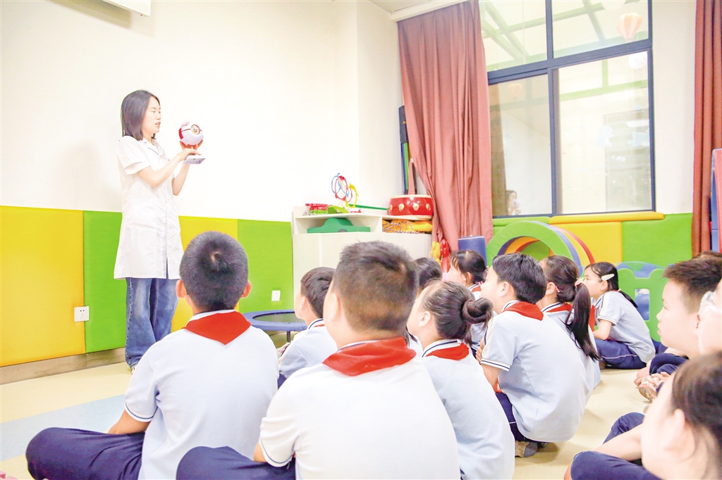 醫(yī)生向?qū)W生們科普護(hù)眼知識