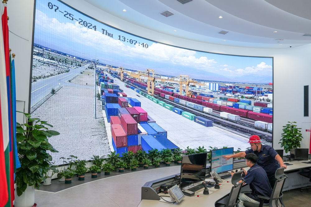 △ 在中哈（連云港）物流合作基地，工作人員通過(guò)“中哈物流場(chǎng)站”信息化跟蹤系統(tǒng)查看集裝箱運(yùn)輸情況（2024年7月25日攝）。