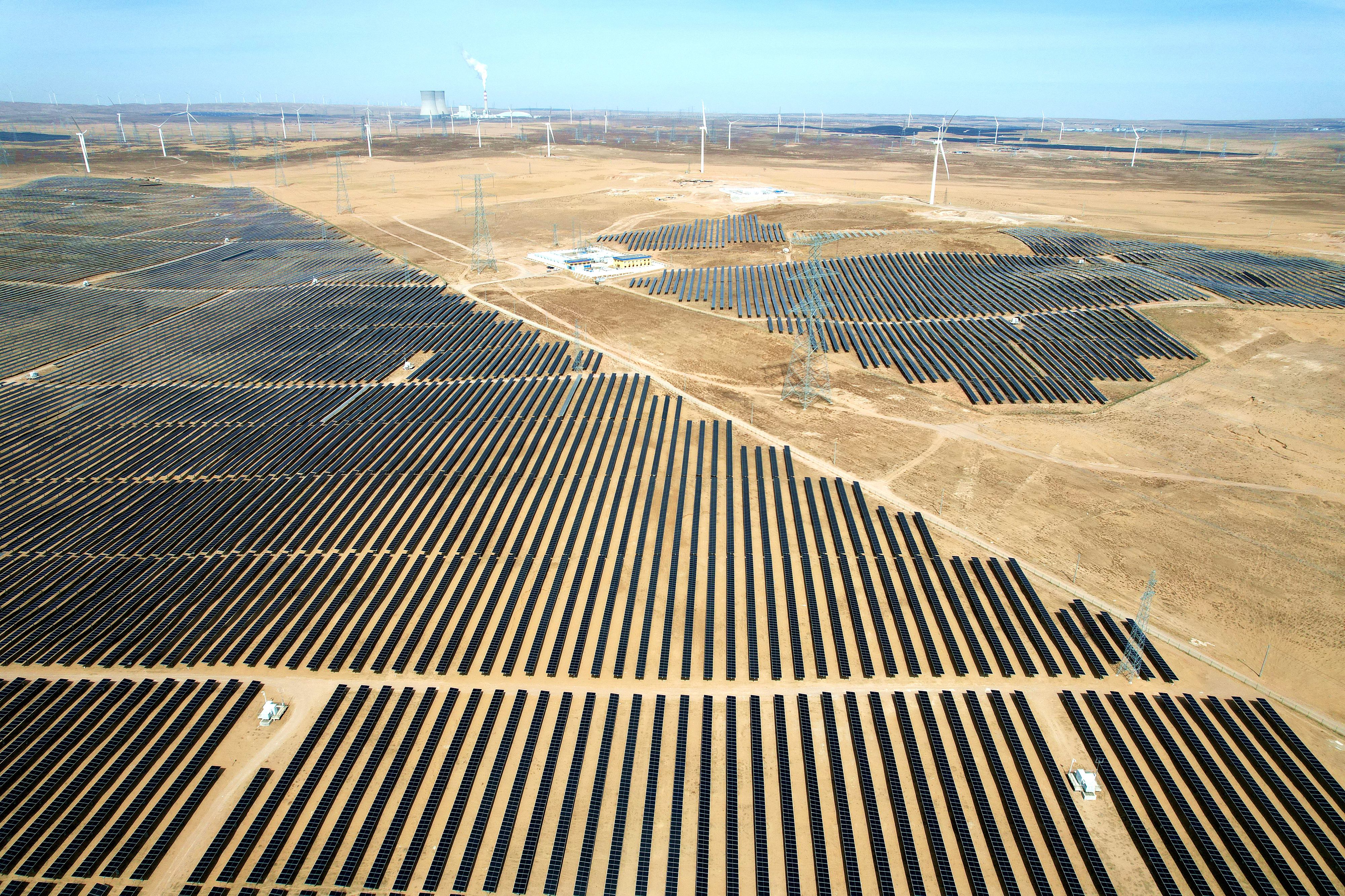 2026年3月18日，寧夏銀川，在靈武市白土崗鄉(xiāng)的一處光伏產(chǎn)業(yè)基地，成片的太陽能光伏板匯成一片“藍色海洋”。