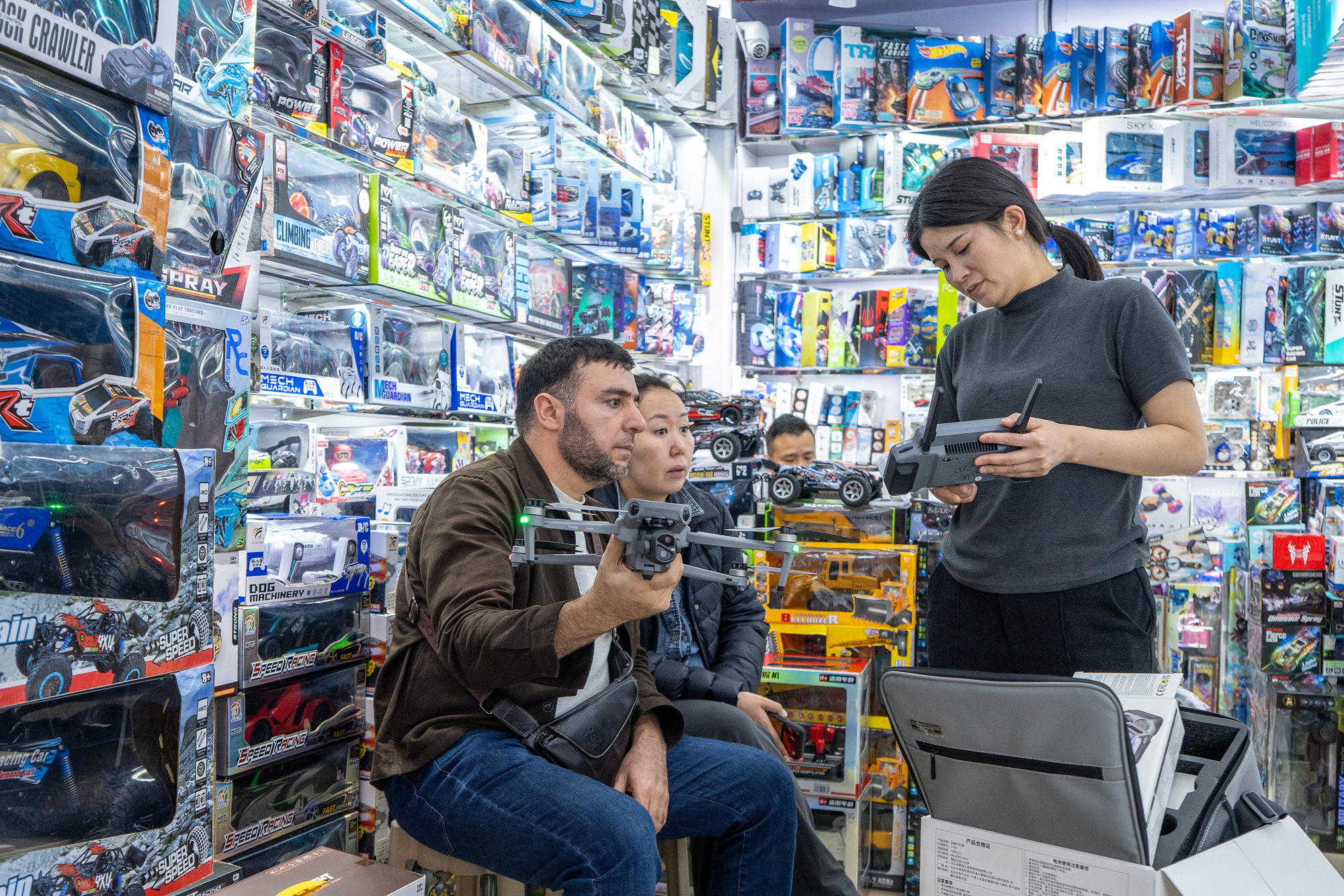 2026年4月1日，外商在浙江義烏國際商貿(mào)城洽談采購小商品。